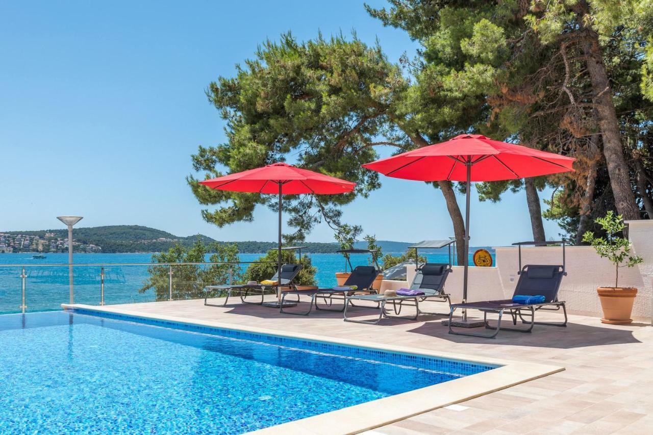 Gem Of The Sea Luxury Beach Apartment With Brand New Heating Infinity Pool Trogir Buitenkant foto