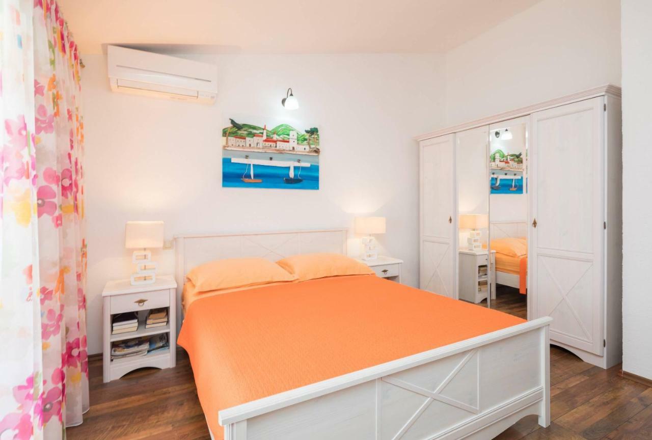 Gem Of The Sea Luxury Beach Apartment With Brand New Heating Infinity Pool Trogir Buitenkant foto