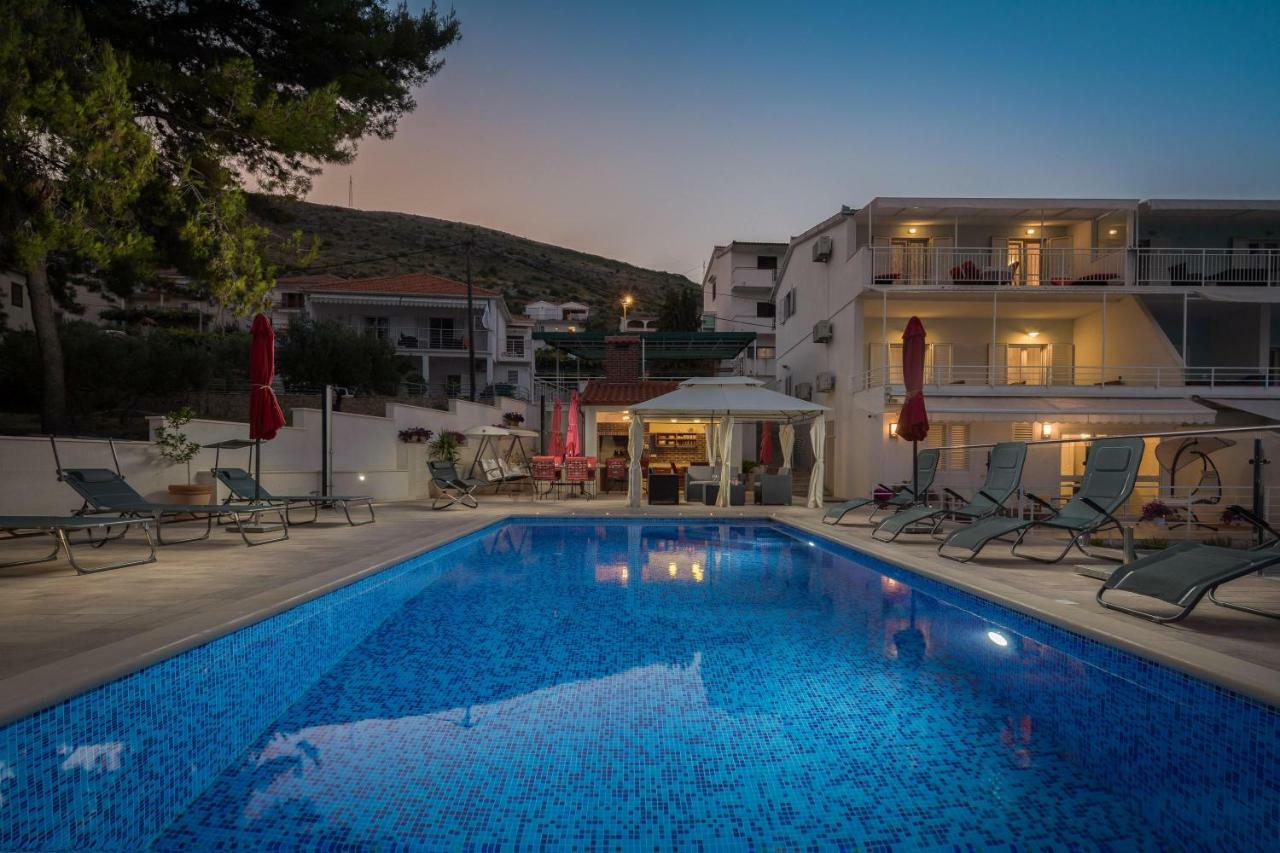 Gem Of The Sea Luxury Beach Apartment With Brand New Heating Infinity Pool Trogir Buitenkant foto