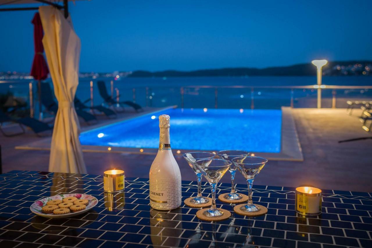 Gem Of The Sea Luxury Beach Apartment With Brand New Heating Infinity Pool Trogir Buitenkant foto