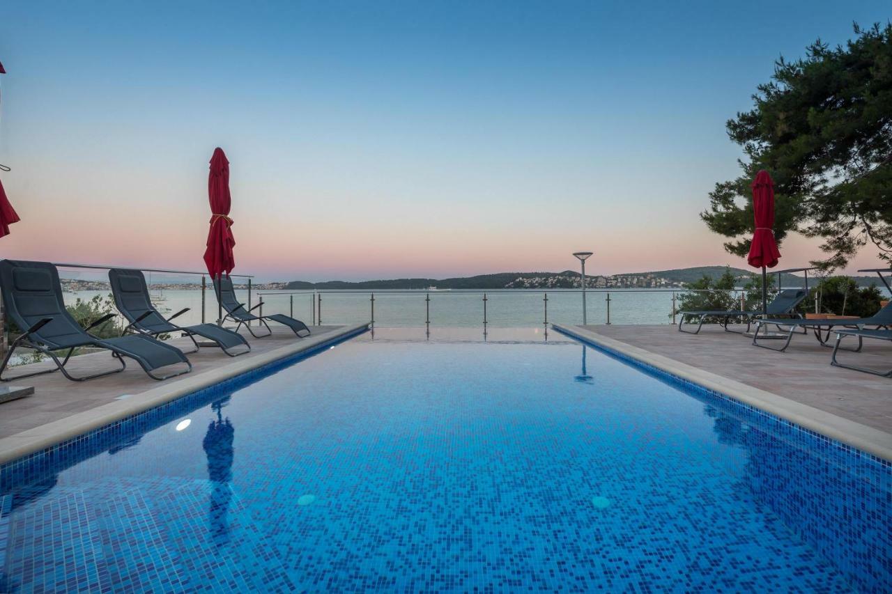 Gem Of The Sea Luxury Beach Apartment With Brand New Heating Infinity Pool Trogir Buitenkant foto